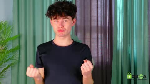 moon_gloww online show from April 5, 2026, 2:31 am