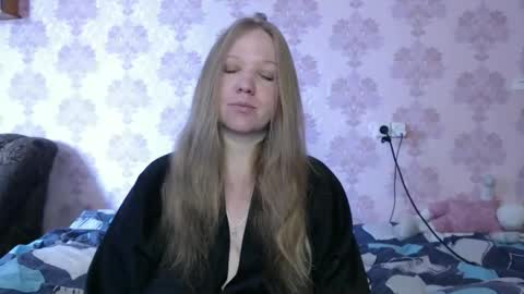 Snapshot of moon_linght000 chatting on June 3, 2026, 6:05 am moon_linght000 online show from June 3, 2026, 6:05 am