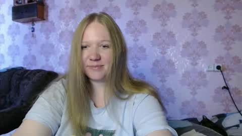 Snapshot of moon_linght000 chatting on June 5, 2026, 10:43 am moon_linght000 online show from June 5, 2026, 10:43 am