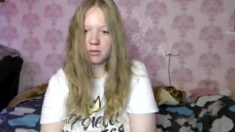 Snapshot of moon_linght000 chatting on June 8, 2026, 2:01 am moon_linght000 online show from June 8, 2026, 2:01 am