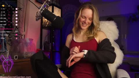 Snapshot of moon_nymph chatting on December 13, 2024, 7:21 pm Moon Nymph online show from December 13, 2024, 7:21 pm