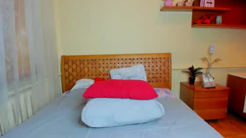 Snapshot of mooneclipce chatting on October 27, 2025, 7:12 am Lena online show from October 27, 2025, 7:12 am