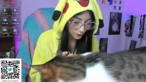 MOON  online show from October 28, 2025, 2:04 am