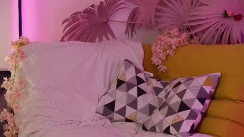 moonliora online show from February 8, 2026, 6:11 pm