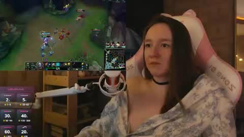 Snapshot of moonlish_siren chatting on July 13, 2026, 10:45 pm Katrin online show from July 13, 2026, 10:45 pm