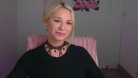 Snapshot of moonsusanna chatting on May 3, 2026, 11:38 am Susanna online show from May 3, 2026, 11:38 am
