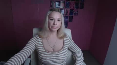 Snapshot of moonsusanna chatting on May 6, 2026, 11:15 am Susanna online show from May 6, 2026, 11:15 am