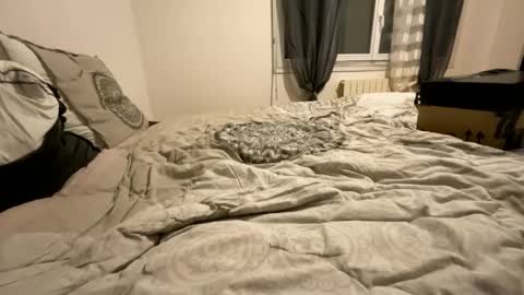 Snapshot of mouillelenos chatting on December 18, 2024, 5:31 pm CamO online show from December 18, 2024, 5:31 pm