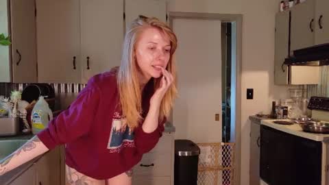 Snapshot of mousiegirl chatting on June 17, 2026, 6:31 pm Mousie online show from June 17, 2026, 6:31 pm