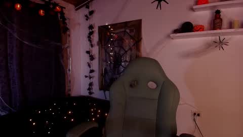 MIKEE online show from October 15, 2025, 3:06 am