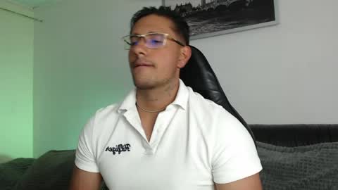 Snapshot of mr_real_aaron chatting on May 16, 2026, 3:58 am AARON online show from May 16, 2026, 3:58 am