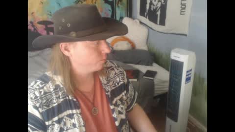 mr_strawberry online show from April 24, 2026, 6:32 pm