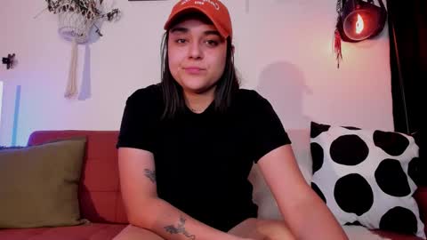 Snapshot of mrbuu_ chatting on January 17, 2026, 1:10 am Laura online show from January 17, 2026, 1:10 am