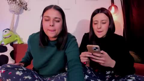 Snapshot of mrbuu_ chatting on February 16, 2026, 4:30 am Laura online show from February 16, 2026, 4:30 am