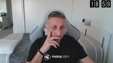 Snapshot of mrdr000 chatting on April 4, 2026, 4:59 pm mrdr000 online show from April 4, 2026, 4:59 pm