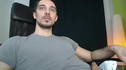 Snapshot of mrgreeneyes01 chatting on February 23, 2025, 12:51 am juan luis online show from February 23, 2025, 12:51 am