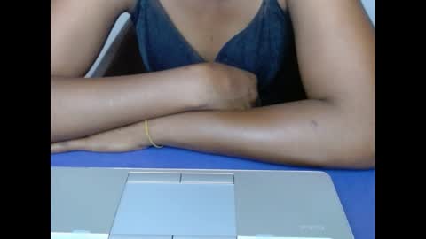 Snapshot of muffinxcream chatting on November 11, 2025, 11:10 am muffinxcream online show from November 11, 2025, 11:10 am