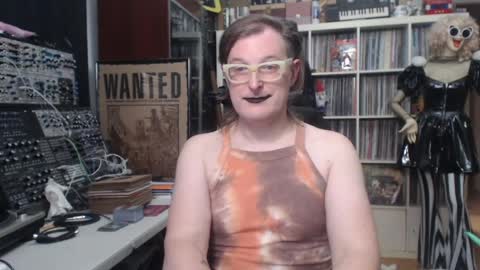 Snapshot of muziknerd chatting on April 14, 2026, 4:18 am Muziknerd online show from April 14, 2026, 4:18 am