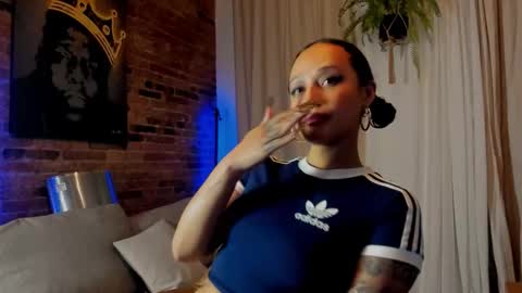 Lola online show from November 24, 2025, 9:03 pm