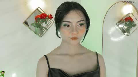 naamah_b online show from March 17, 2026, 2:42 pm