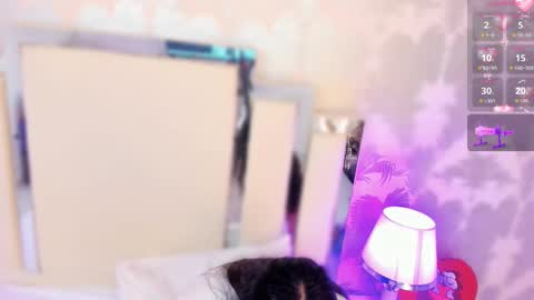 Nahomy Roberts online show from November 24, 2025, 12:27 pm