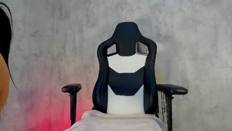Heidy  online show from June 14, 2026, 2:24 am