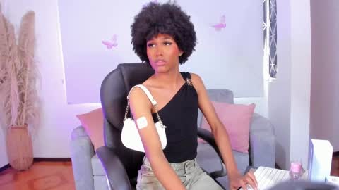 Snapshot of naomisaenz_ chatting on June 8, 2026, 1:33 pm N A O M I online show from June 8, 2026, 1:33 pm