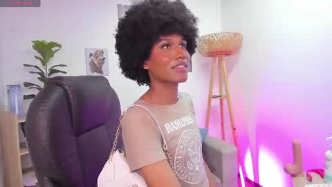 Snapshot of naomisaenz_ chatting on June 18, 2026, 9:19 pm N A O M I online show from June 18, 2026, 9:19 pm