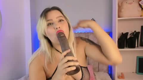 Snapshot of naomisanz_ chatting on June 26, 2026, 11:03 am Laura online show from June 26, 2026, 11:03 am