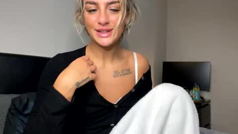 Snapshot of naomixrae chatting on October 17, 2025, 7:55 am Naomi online show from October 17, 2025, 7:55 am