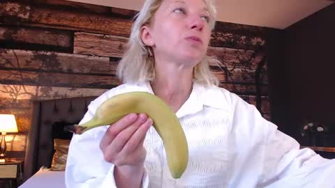 Snapshot of natalie_bitton chatting on May 18, 2026, 9:15 am Natalie online show from May 18, 2026, 9:15 am