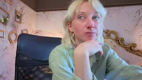 Snapshot of natalie_bitton chatting on May 19, 2026, 7:37 am Natalie online show from May 19, 2026, 7:37 am