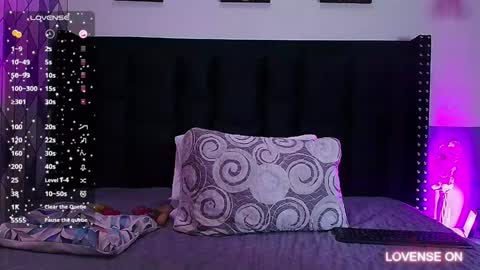 Snapshot of naturaltitss_ chatting on December 2, 2024, 7:27 pm Gwen online show from December 2, 2024, 7:27 pm