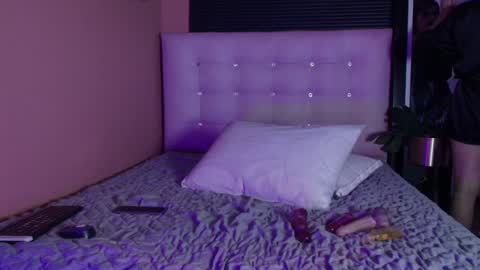 Snapshot of naturaltitss_ chatting on December 6, 2024, 7:56 pm Gwen online show from December 6, 2024, 7:56 pm