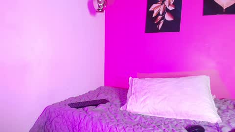 Snapshot of naturaltitss_ chatting on December 16, 2024, 1:11 pm Gwen online show from December 16, 2024, 1:11 pm