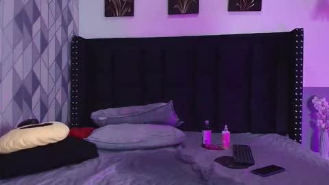 Snapshot of naturaltitss_ chatting on January 1, 2025, 10:35 pm Gwen online show from January 1, 2025, 10:35 pm