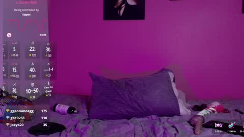 Snapshot of naturaltitss_ chatting on January 19, 2025, 6:32 pm Gwen online show from January 19, 2025, 6:32 pm