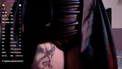 Snapshot of naturaltitss_ chatting on February 13, 2025, 5:26 am Gwen online show from February 13, 2025, 5:26 am