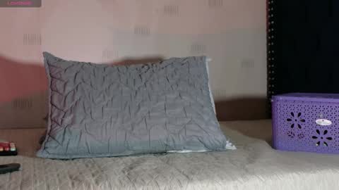 Snapshot of naturaltitss_ chatting on October 2, 2025, 7:43 pm Gwen online show from October 2, 2025, 7:43 pm