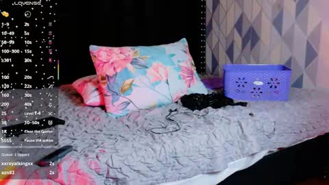 Snapshot of naturaltitss_ chatting on October 8, 2025, 7:44 pm Gwen online show from October 8, 2025, 7:44 pm