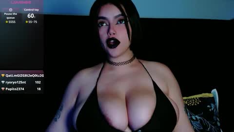 Snapshot of naturaltitss_ chatting on December 13, 2025, 7:53 pm Gwen online show from December 13, 2025, 7:53 pm