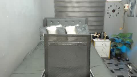 Crystal online show from October 22, 2025, 7:02 pm