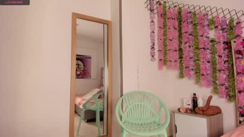 Snapshot of naya_mills chatting on January 28, 2025, 11:28 am naya_mills online show from January 28, 2025, 11:28 am