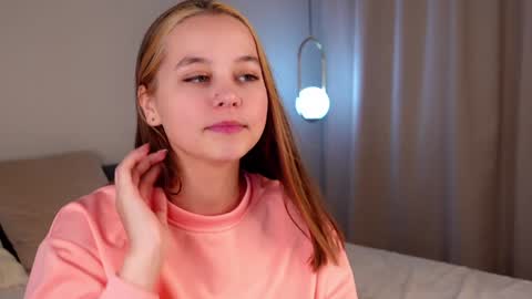 Snapshot of neldaaskins chatting on December 14, 2024, 1:39 am Lana online show from December 14, 2024, 1:39 am