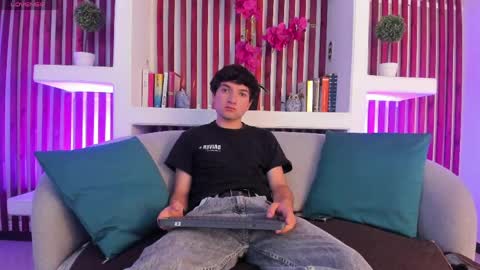 Snapshot of neo_zarek chatting on May 13, 2026, 11:18 am Zarek online show from May 13, 2026, 11:18 am