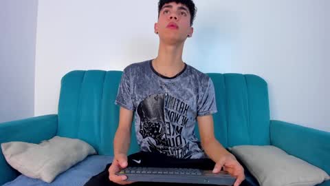 Snapshot of neoraptis chatting on December 17, 2024, 8:21 pm NeoRaptis jhonatan online show from December 17, 2024, 8:21 pm