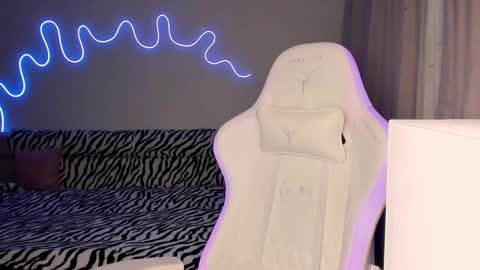 Mina online show from February 10, 2025, 3:21 pm