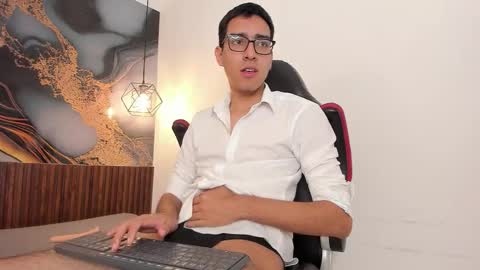 nicolasfine online show from December 3, 2025, 1:31 pm