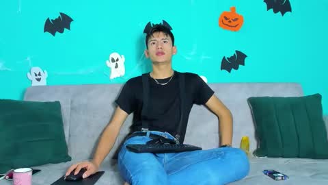 nicolastorres__ online show from October 29, 2025, 7:32 am