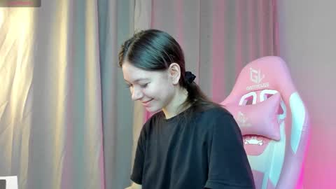 Snapshot of nicole_charm chatting on March 1, 2025, 8:21 pm GMT7TueWedThSu 0300am-0900am. Sa 1000am-0400pm online show from March 1, 2025, 8:21 pm